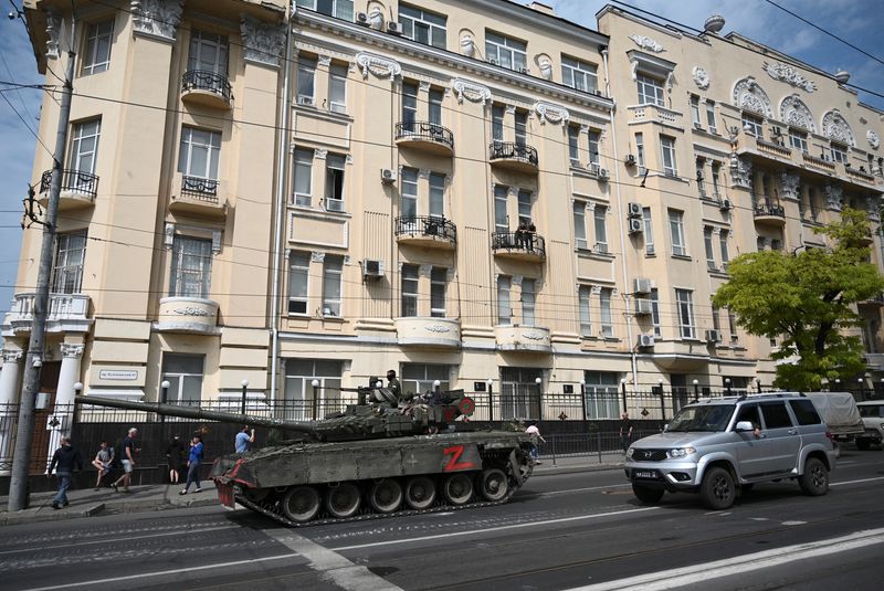 &copy; Reuters. Combatientes del grupo mercenario privado Wagner se despliegan en una calle cerca de la sede del Distrito Militar Sur en la ciudad de Rostov del Don, Rusia. 24 de junio, 2023. REUTERS/Stringer