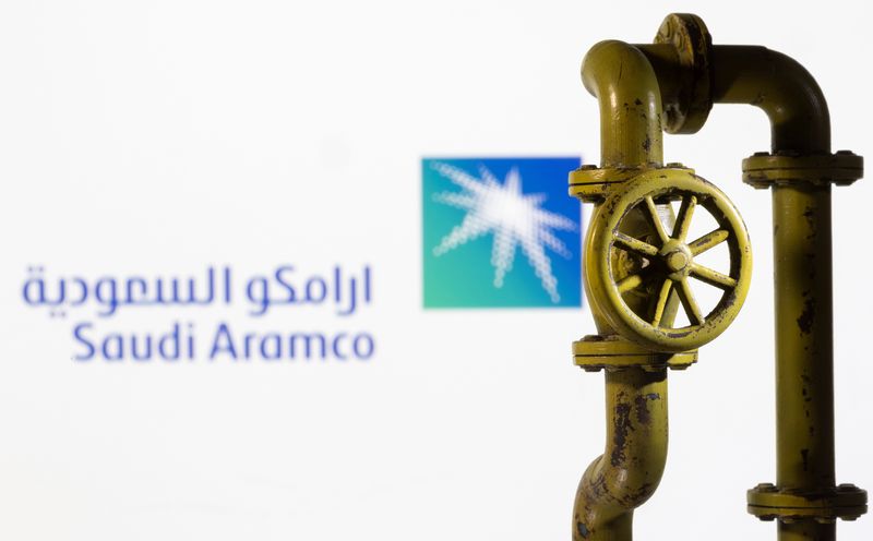 &copy; Reuters. FOTO DE ARCHIVO: Una tubería de gas natural impresa en 3D se coloca delante del logotipo de Saudi Aramco en esta ilustración tomada el 8 de febrero de 2022. REUTERS/Dado Ruvic/Ilustración/Archivo