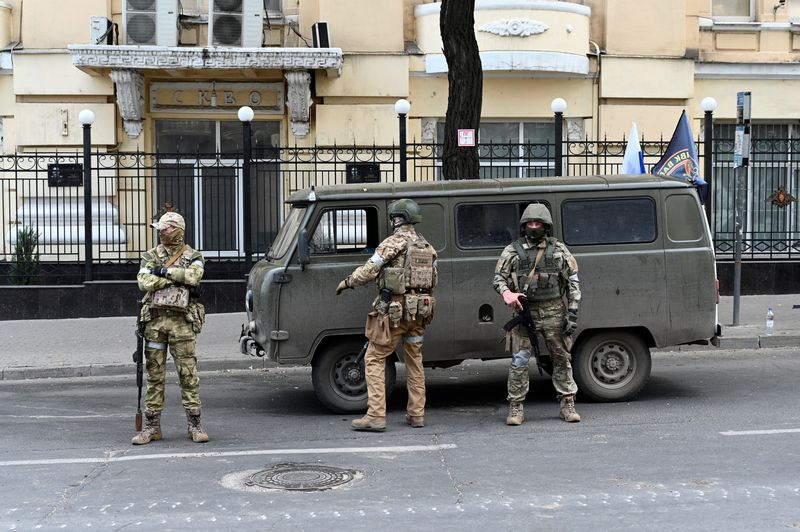 &copy; Reuters. مقاتلو مجموعة فاجنر الخاصة يقفون في حراسة خارج مقر المنطقة العسكرية الجنوبية في مدينة روستوف بروسيا يوم السبت. صورة لرويترز.