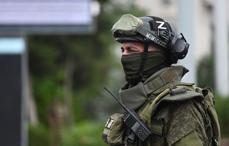 &copy; Reuters. مقاتل من مجموعة مرتزقة فاجنر الخاصة يقف في نوبة حراسة بالقرب من مدينة روستوف يوم السبت. صورة لرويترز.