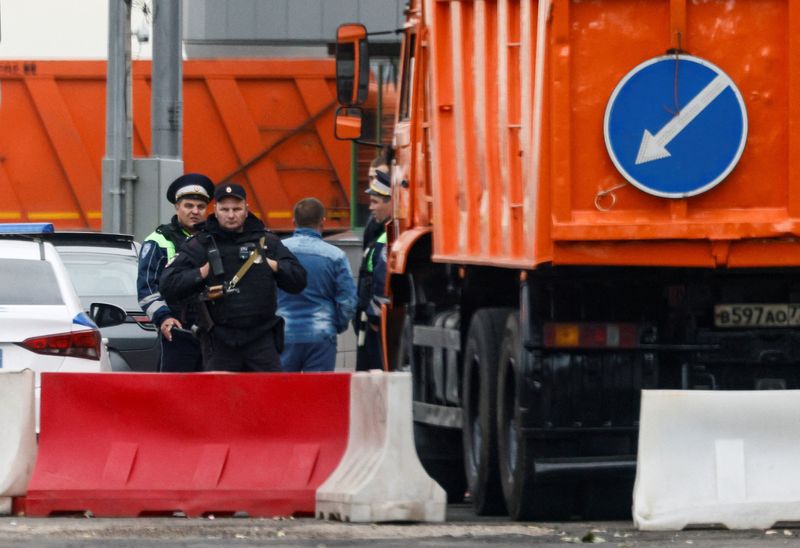 © Reuters. Agentes de segurança observam posto de controle em Moscou
24/06/2023
 REUTERS/Stringer