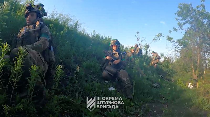 © Reuters. أفراد من قوات الجيش الأوكراني يتجمعون في منطقة باخموت في صورة ثابتة مأخوذة من مقطع فيديو تم بثه في 19 يونيو حزيران 2023 وحصلت عليه رويترز من الخدمة الصحفية التابعة للقوات المسلحة الأوكرانية .  
