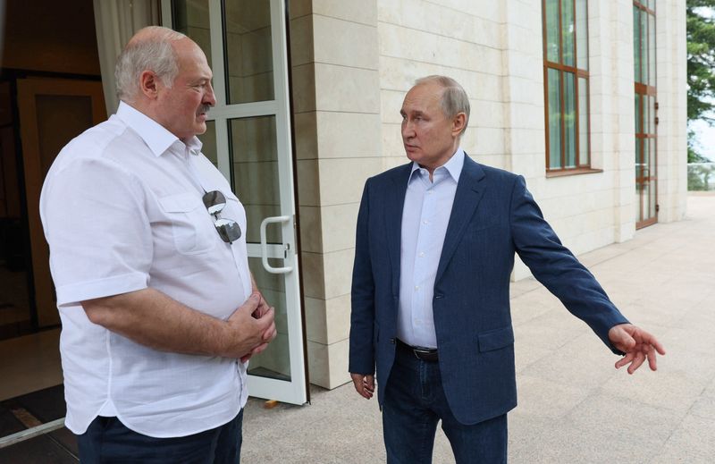 &copy; Reuters. الرئيس الروسي فلاديمير بوتين  يتحدث مع رئيس روسيا البيضاء ألكسندر لوكاشينكو في منتجع سوتشي الروسي في التاسع من يونيو حزيران 2023 . صورة لرويتر