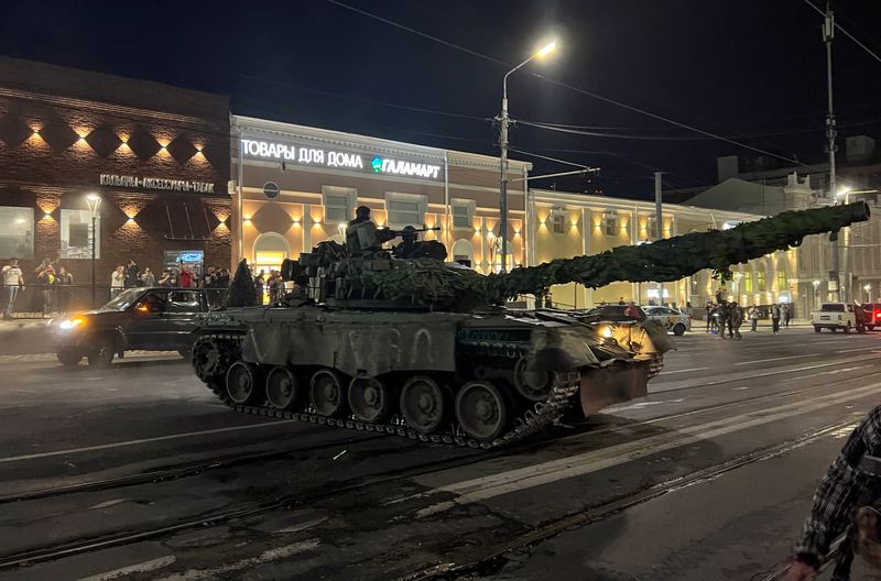 © Reuters. مقاتلو مجموعة فاجنر العسكرية الخاصة ينسحبون من المقر الرئيسي للجيش الروسي في مدينة روستوف بجنوب روسيا يوم السبت . تصوير : رويترز .  