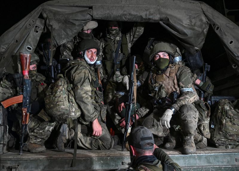 &copy; Reuters. Fighters of Wagner private mercenary group pull out of the headquarters of the Southern Military District to return to base, in the city of Rostov-on-Don, Russia, June 24, 2023. REUTERS/Stringer