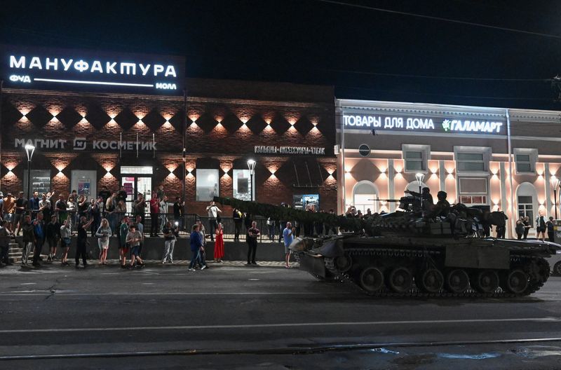 &copy; Reuters. مقاتلون بمجموعة فاجنر العسكرية الخاصة الروسية ينسحبون من مقر المنطقة العسكرية الجنوبية ليعودوا إلى قاعدتهم في مدينة روستوف بروسيا يوم الس