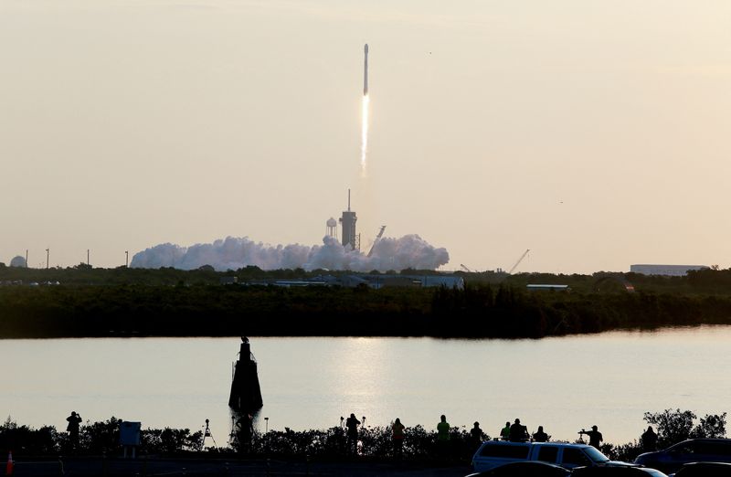&copy; Reuters. صاروخ فالكون9 التابع لشركة سبيس إكس يقلع حاملا على متنه 53 قمرا صناعيا من أقمار ستارلينك لإنترنت الأقمار الصناعية من مركز كنيدي الفضائي في كي