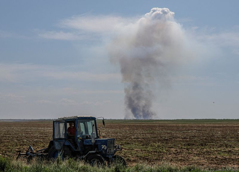 &copy; Reuters. دخان يتصاعد على بعد مسافة بفعل قصف روسي على منطقة خيرسون الأوكرانية يوم 20 يونيو حزيران 2023. تصوير: أندري دوبشاك - رويترز.