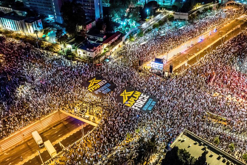 © Reuters. An aerial view shows protesters holding banners as they demonstrate against Israeli Prime Minister Benjamin Netanyahu and his nationalist coalition government's judicial overhaul, in Tel Aviv, Israel June 24, 2023. REUTERS/Oren Alon