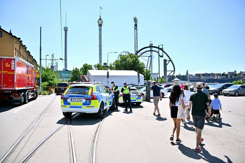 &copy; Reuters. Police officers work at the scene after a roller coaster accident took place at an amusement park, according to the police, in Stockholm, Sweden, June 25, 2023. Claudio Bresciani/TT News Agency/via REUTERS