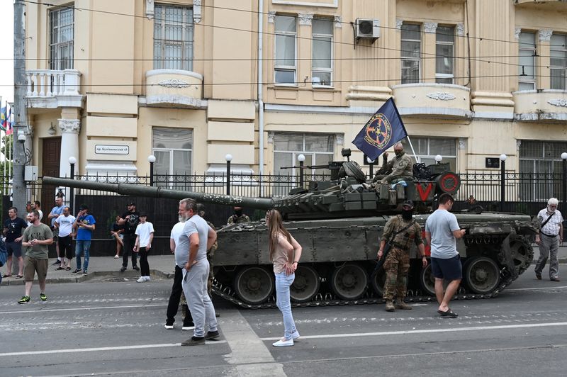 &copy; Reuters. أشخاص يتجمعون في شارع خلال انتشار أفراد بمجموعة فاجنر العسكرية الخاصة الروسية بالقرب من مقر المنطقة العسكرية الجنوبية في مدينة روستوف الرو