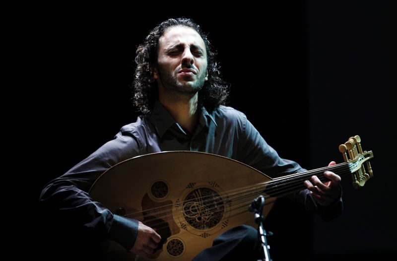 &copy; Reuters. الموسيقي الفلسطيني وسام جبران، أحد اعضاء فريق الأخوة المعروف باسم (الثلاثي جبران)، في مهرجان موسيقي بالمنامة في البحرين بصورة من أرشيف رويت