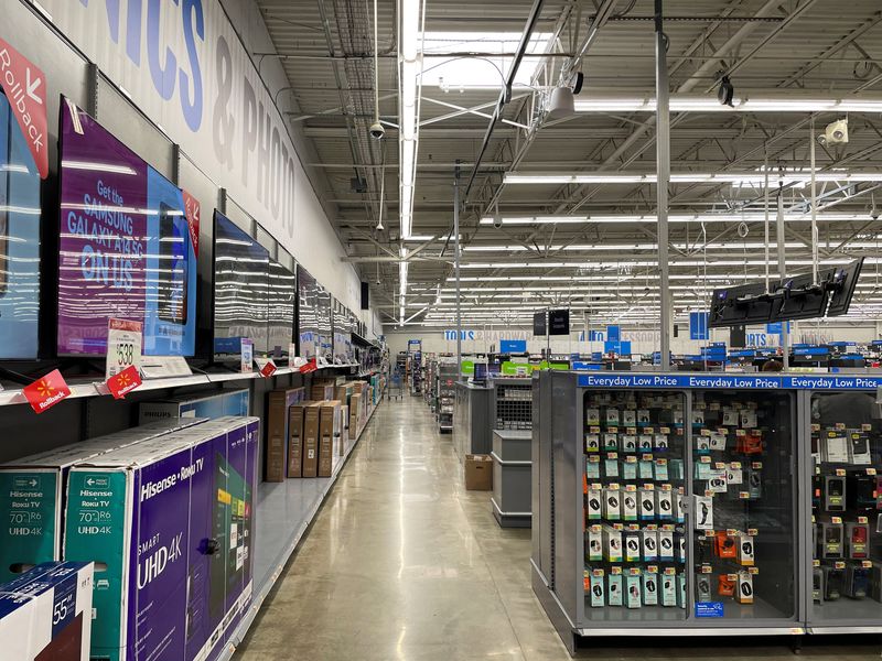 &copy; Reuters. FILE PHOTO: View of an aisle at Walmart's newly remodeled Supercenter, in Teterboro, New Jersey, U.S., June 7, 2023. REUTERS/Siddharth Cavale/File Photo