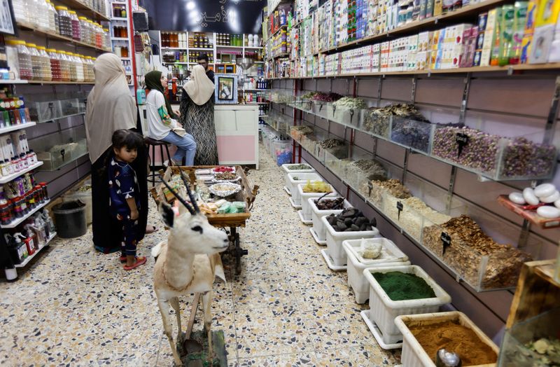 &copy; Reuters. سيدات عراقيات يشترين أدوية من الأعشاب في متجر ببغداد يوم 11 يونيو حزيران 2023. تصوير: أحمد سعد - رويترز.