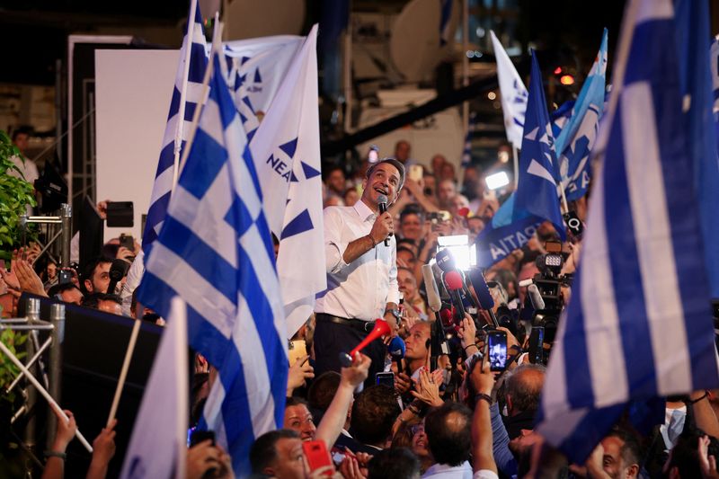 © Reuters. New Democracy conservative party leader Kyriakos Mitsotakis speaks to supporters outside the party's headquarters, after the general election, in Athens, Greece, June 25, 2023. REUTERS/Louiza Vradi