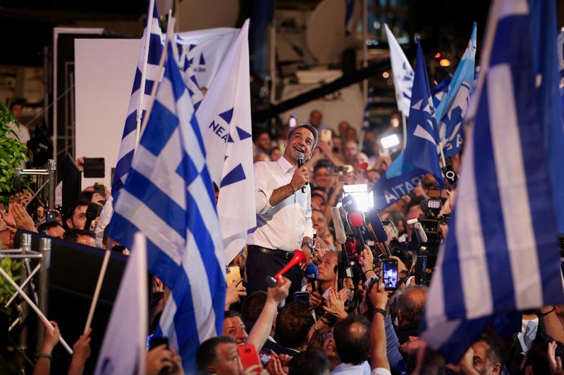 © Reuters. Líder do conservador Nova Democracia, Kyriakos Mitsotakis, fala com apoiadores do lado de fora da sede do partido, após as eleições gerais, em Atenas
25/06/2023
REUTERS/Louiza Vradi