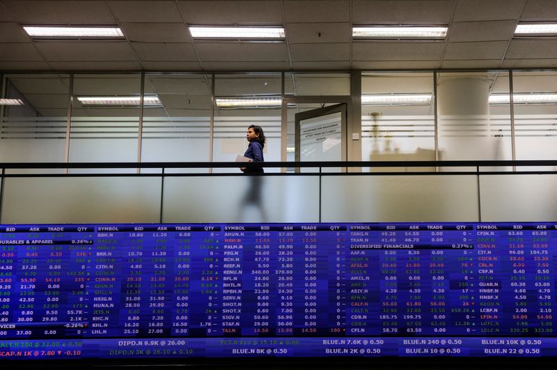 &copy; Reuters. FILE PHOTO: A woman walks past the stock board at the Colombo Stock Market in Colombo, Sri Lanka June 7, 2023. REUTERS/Dinuka Liyanawatte/File Photo