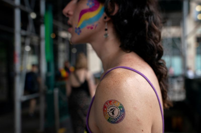 © Reuters. A Starbuck worker attends a protest as part of a collective action over a Pride decor dispute, outside a Starbucks shop in Manhattan in New York City, New York, June 25, 2023. REUTERS/David Dee Delgado