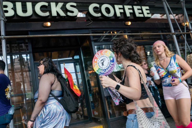 &copy; Reuters. Starbucks workers attend a protest as part of a collective action over a Pride decor dispute, outside a Starbucks shop in Manhattan in New York City, New York, U.S., June 25, 2023. REUTERS/David Dee Delgado