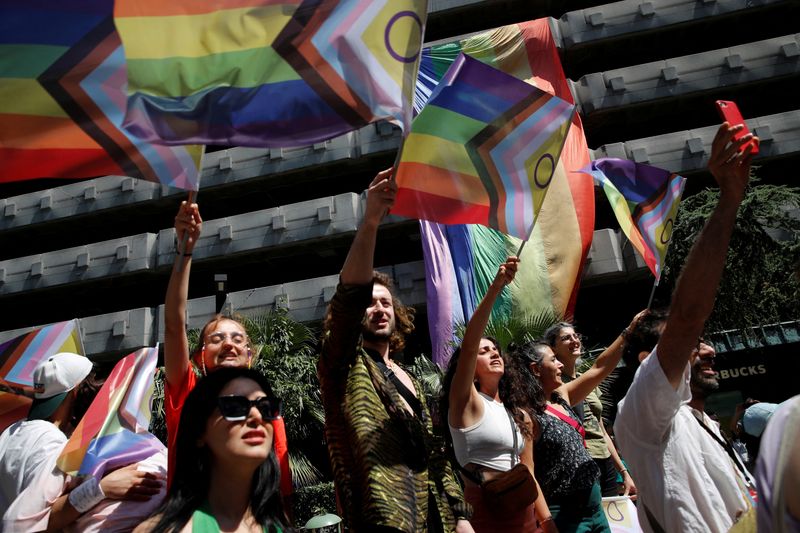 &copy; Reuters. 　６月２５日、トルコのイスタンブールで２５日行われた性的少数者（ＬＧＢＴ＋）のパレード「プライド・マーチ」で、少なくとも５０人が警察に拘束された。写真はパレードの様子。イ