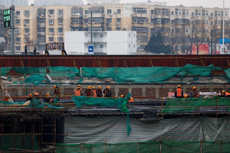 © Reuters. FILE PHOTO: Workers at a construction site in Beijing, China January 12, 2023. REUTERS/Tingshu Wang/File Photo