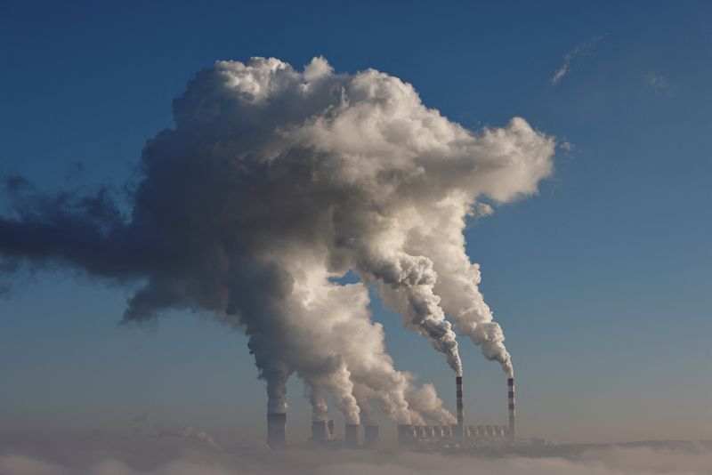 &copy; Reuters. FOTO DE ARCHIVO: Humo y vapor salen de la central eléctrica de Belchatow, la mayor central eléctrica de carbón de Europa alimentada con lignito, en Zlobnica, Polonia. 20 de octubre, 2022. REUTERS/Kuba Stezycki