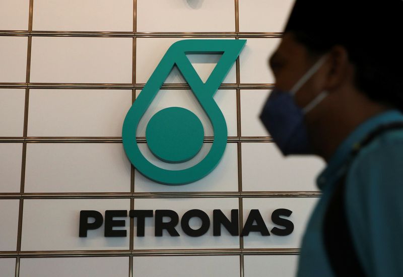 &copy; Reuters. FILE PHOTO: A logo of Petronas is seen at their office in Kuala Lumpur, Malaysia, April 27, 2022. REUTERS/Hasnoor Hussain