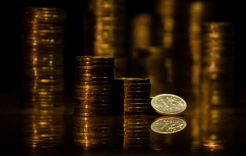 &copy; Reuters. A view shows Russian rouble coins in this illustration picture taken March 25, 2021. REUTERS/Maxim Shemetov/Illustration