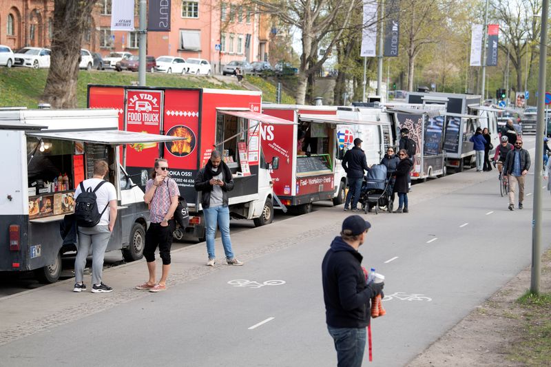 &copy; Reuters. People buy food from food trucks amid the outbreak of the coronavirus disease (COVID-19), in Stockholm, Sweden April 26, 2020. Jessica Gow/TT News Agency/via REUTERS  