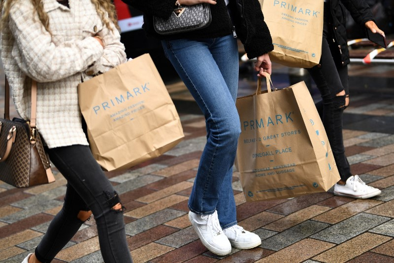 &copy; Reuters. FOTO DE ARCHIVO. Personas llevan bolsas de la compra de Primark, en Belfast, Irlanda del Norte. 4 de mayo de 2021. REUTERS/Clodagh Kilcoyne