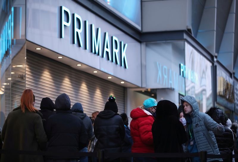 &copy; Reuters. Photo d'archives d'une queue de clients attendant l'ouverture d'un magasin Primark à Birmingham, en Angleterre. /Photo prise le 12 avril 2021/REUTERS/Carl Recine