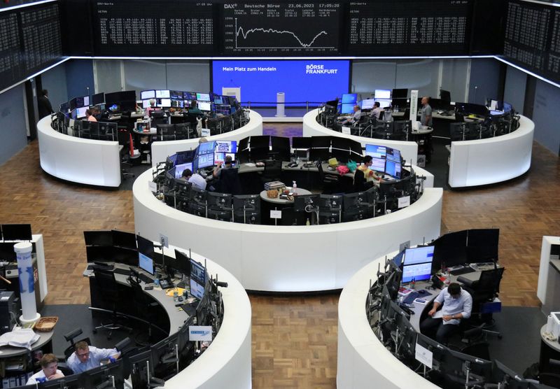 &copy; Reuters. شاشات تعرض بيانات مؤشر داكس الألماني في بورصة فرانكفورت يوم 23 يونيو حزيران 2023. تصوير: رويترز. 
