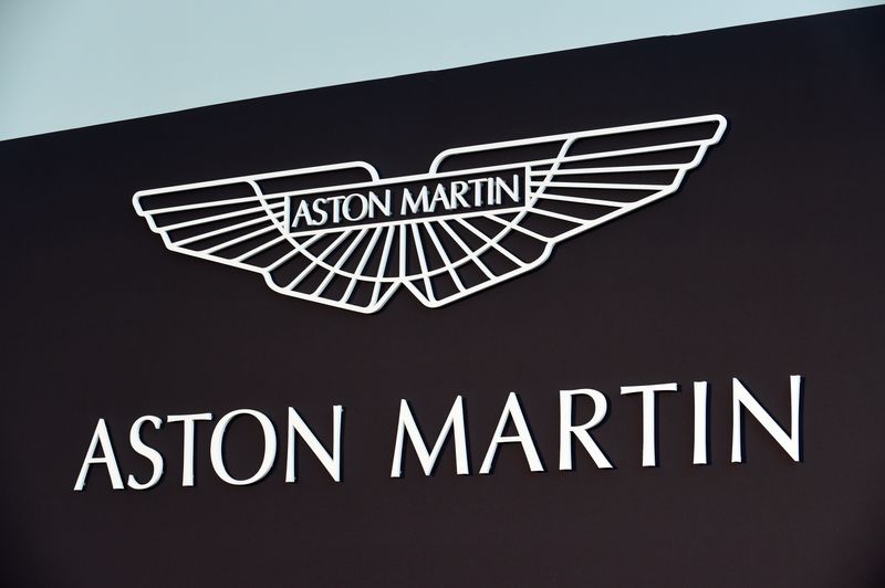 &copy; Reuters. Photo d'archive du logo d'Aston Martin affiché sur la façade de son usine de Saint Athan au Pays de Galles. /Photo prise le 6 décembre 2019/REUTERS/Rebecca Naden