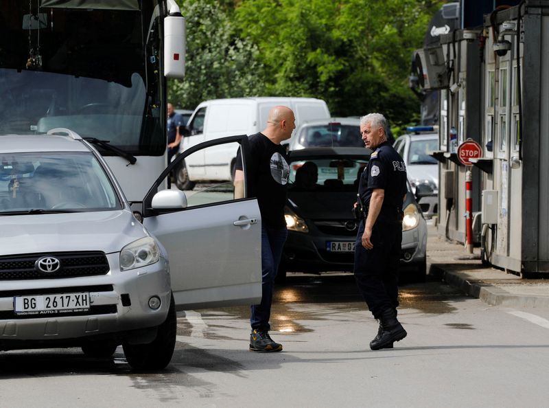 &copy; Reuters. ضابط شرطة يفحص سيارة أحد القادمين عبر معبر حدودي بين كوسوفو وصربيا في 15 يونيو حزيران 2023 . 
تصوير : أوجنن تيوفيلوفسكي - رويترز . 