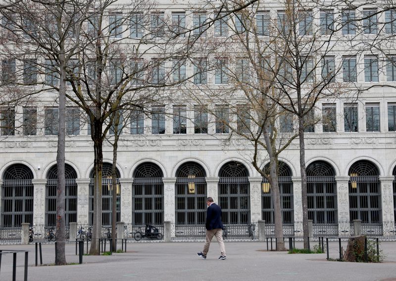 &copy; Reuters. FILE PHOTO-The Swiss National Bank (SNB) building is seen near the Limmat river in Zurich, Switzerland March 23, 2023. REUTERS/Denis Balibouse