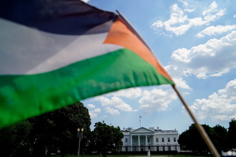 &copy; Reuters. العلم الفسلطيني يرفرف خارج البيت الأبيض في واشنطن في صورة من أرشيف رويترز. 