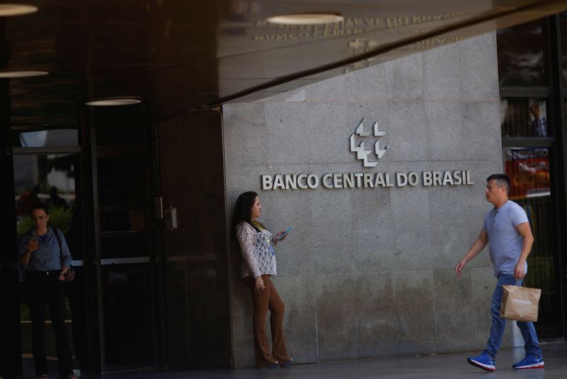 © Reuters. FILE PHOTO: A man walks in front of the Central Bank headquarters building in Brasilia,?Brazil?February 14, 2023. REUTERS/Adriano Machado/File Photo