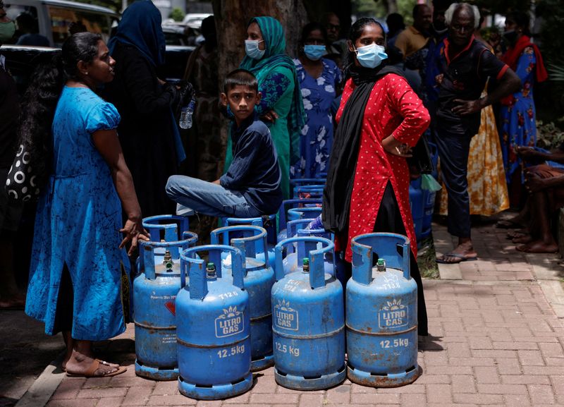 © Reuters. FILE PHOTO: People wait in line to buy domestic gas tanks near a distributor, amid the country's economic crisis, in Colombo, Sri Lanka, May 23, 2022. REUTERS/Dinuka Liyanawatte/File Photo