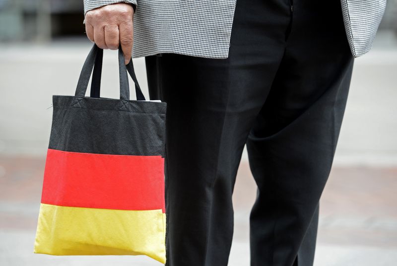 &copy; Reuters. Un passant porte un sac de courses aux couleurs de l'Allemagne dans le centre-ville d'Hanovre. /Photo prise le 26 juin 2012/REUTERS/Fabian Bimmer