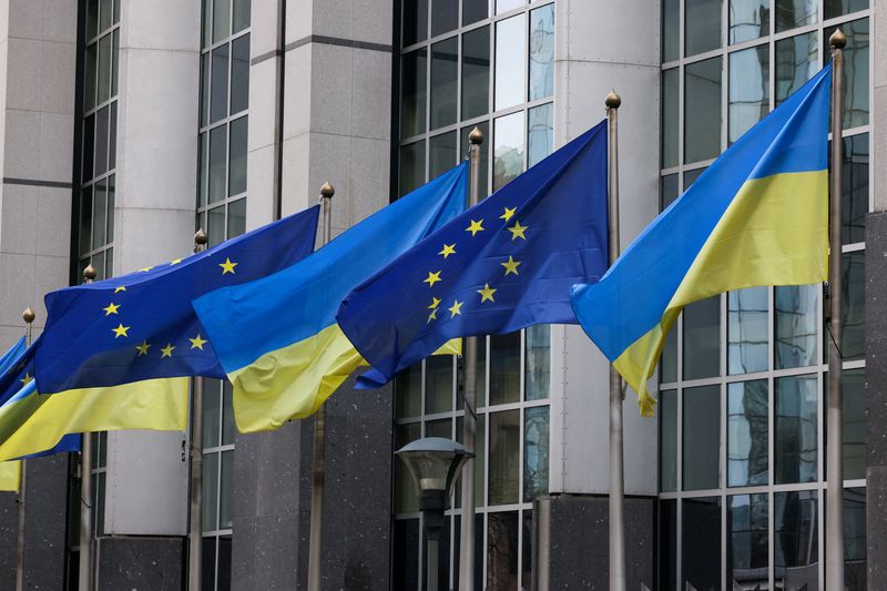 &copy; Reuters. Photo d'archives des drapeaux ukrainien et de l'Union européenne devant le Parlement européen à Bruxelles, en Belgique. /Photo prise le 24 février 2023/REUTERS/Yves Herman