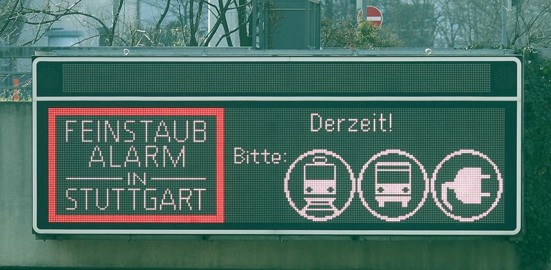 © Reuters. FILE PHOTO: A sign alerting about fine particulates is seen in downtown Stuttgart, Germany, February 6, 2019. REUTERS/Michael Dalder/File Photo