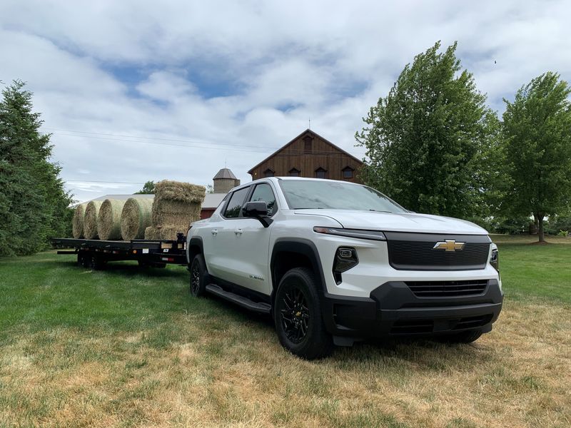 © Reuters. 2024 Chevrolet Silverado EV Work Truck is seen in Scio Township, Michigan, U.S. June 22, 2023.  REUTERS/Paul Lienert/File Photo