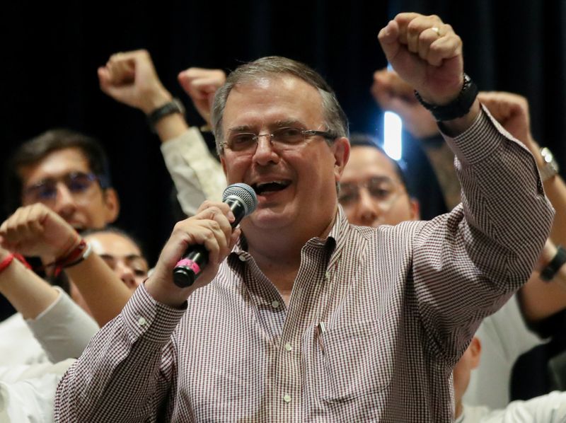 © Reuters. Marcelo Ebrard, Mexico's former Foreign Minister and one of the candidates pursuing the ruling MORENA party's candidacy for the 2024 presidential election, takes part in a campaign rally at a hotel in Mexico City, Mexico June 19, 2023. REUTERS/Henry Romero