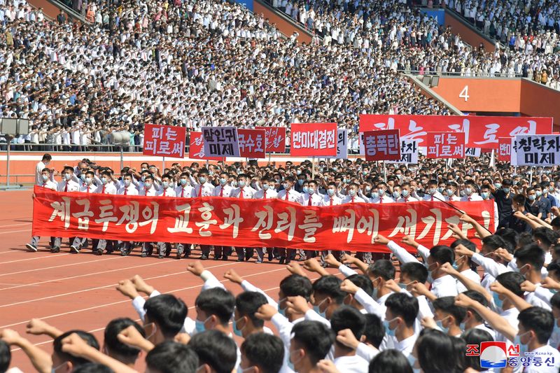 &copy; Reuters. Norte-coreanos acompanham parada durante comício contra EUA, em Pyongyang, Coreia do Norte
25/06/2023
KCNA via REUTERS