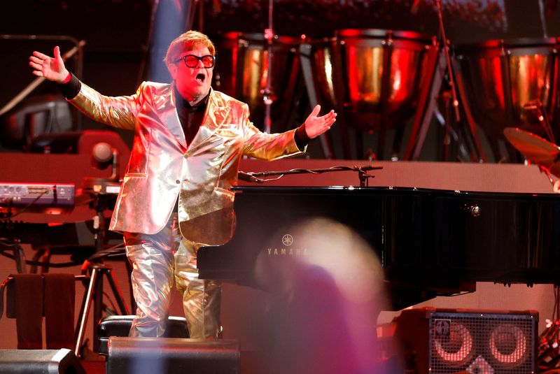 &copy; Reuters. Elton John durante show no festival de Glastonbury, na Inglaterra
25/06/2023 REUTERS/Jason Cairnduff