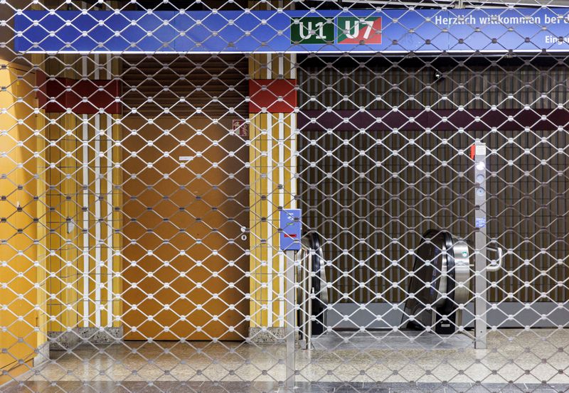 &copy; Reuters. FOTO DE ARCHIVO: Una reja bloquea el paso a una estación de metro durante una huelga convocada por el sindicato alemán Verdi en demanda de mayores salarios en el sector público, en Múnich, Alemania, el 2 de marzo de 2023. REUTERS/Lukas Barth