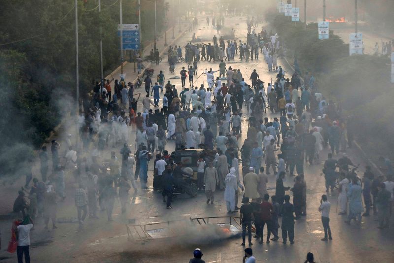 © Reuters. مؤيدون لرئيس الوزراء الباكستاني السابق عمران خان يغلقون طريقا سريعا خلال مسيرة احتجاجية على إلقاء القبض عليه في كراتشي بباكستان يوم التاسع من مايو أيار 2023. تصوير: أخطر سومرو - رويترز.