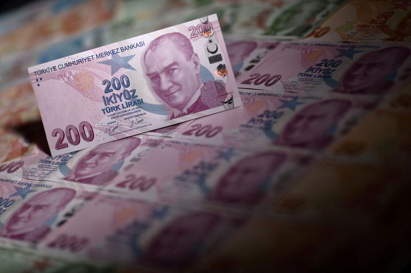 &copy; Reuters. トルコの通貨リラは２６日、一時対ドルで３％下落して１ドル＝２６．０５リラと過去最安値を更新した。２０２１年１１月撮影（２０２３年　ロイター/Murad Sezer/Illustration/File Photo）