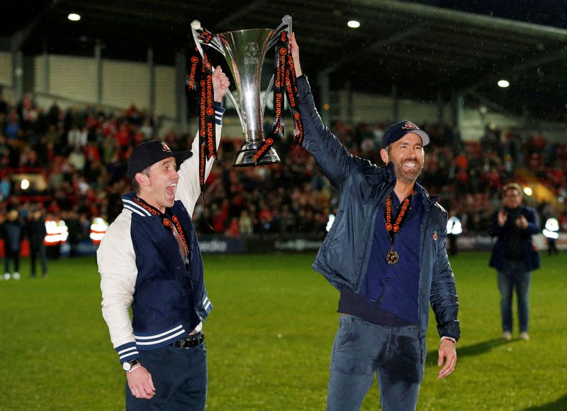 &copy; Reuters. Rob McElhenney e Ryan Reynolds celebram título do Wrexham na quinta divisão inglesa, em Wrexham, Reino Unido
22/04/2023
Action Images via Reuters/Ed Sykes