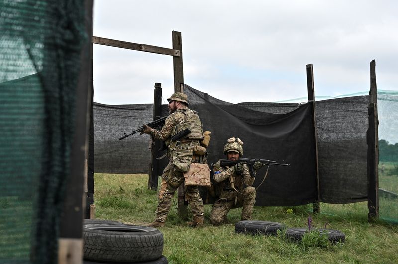 © Reuters. Ukrainian servicemen attend a military exercise at a training ground, amid Russia's attack on Ukraine, in Zaporizhzhia region, Ukraine June 15, 2023.  REUTERS/Stringer/File photo